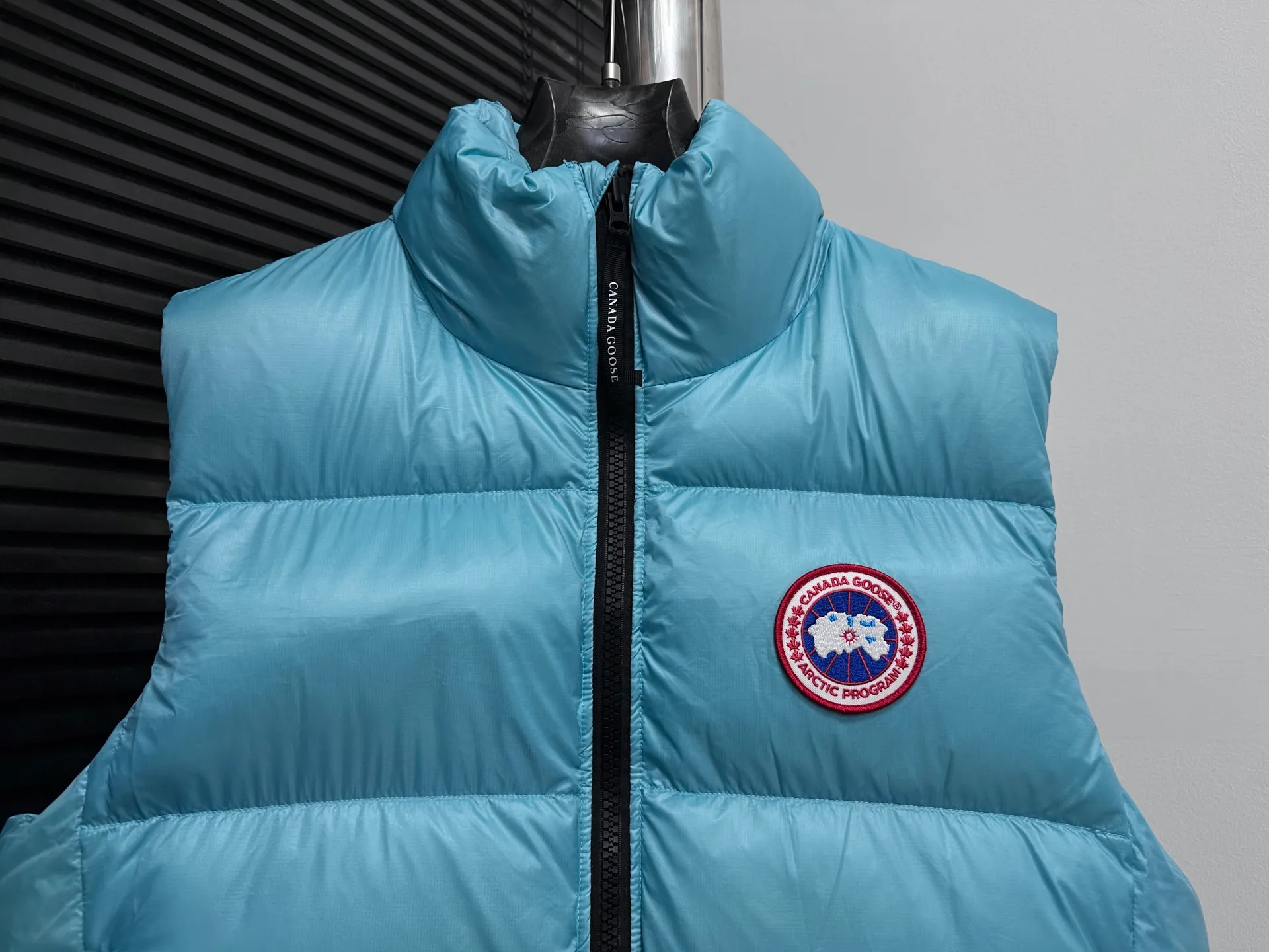 P560 [Canada Goose] Big Goose🦢Puff Down Vest has always been recognized as the warmest down jacket. Various Instagram celebrities, Internet celebrities, and celebrities often wear it for street photos. I make Canada Goose every year, but I still can't get rid of my love for it. No matter how cold the days are, there is no need to be afraid, because there is! Filled with 90% white duck down, it is the legendary warmest down jacket and is known as a must-have for Arctic outdoor sports! The most popular down jacket in the world, celebrities are rushing to buy it, it is a must-have! Size: XS-XL